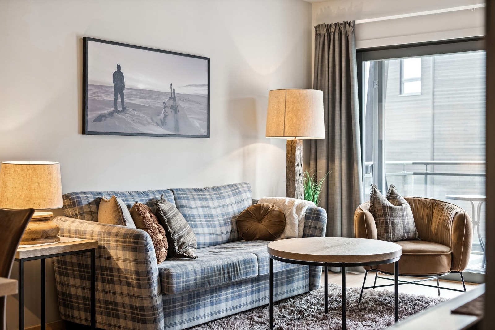 Leiligheten er tidsmessig og pent møblert - Møbler inngår i salget Galleribilde