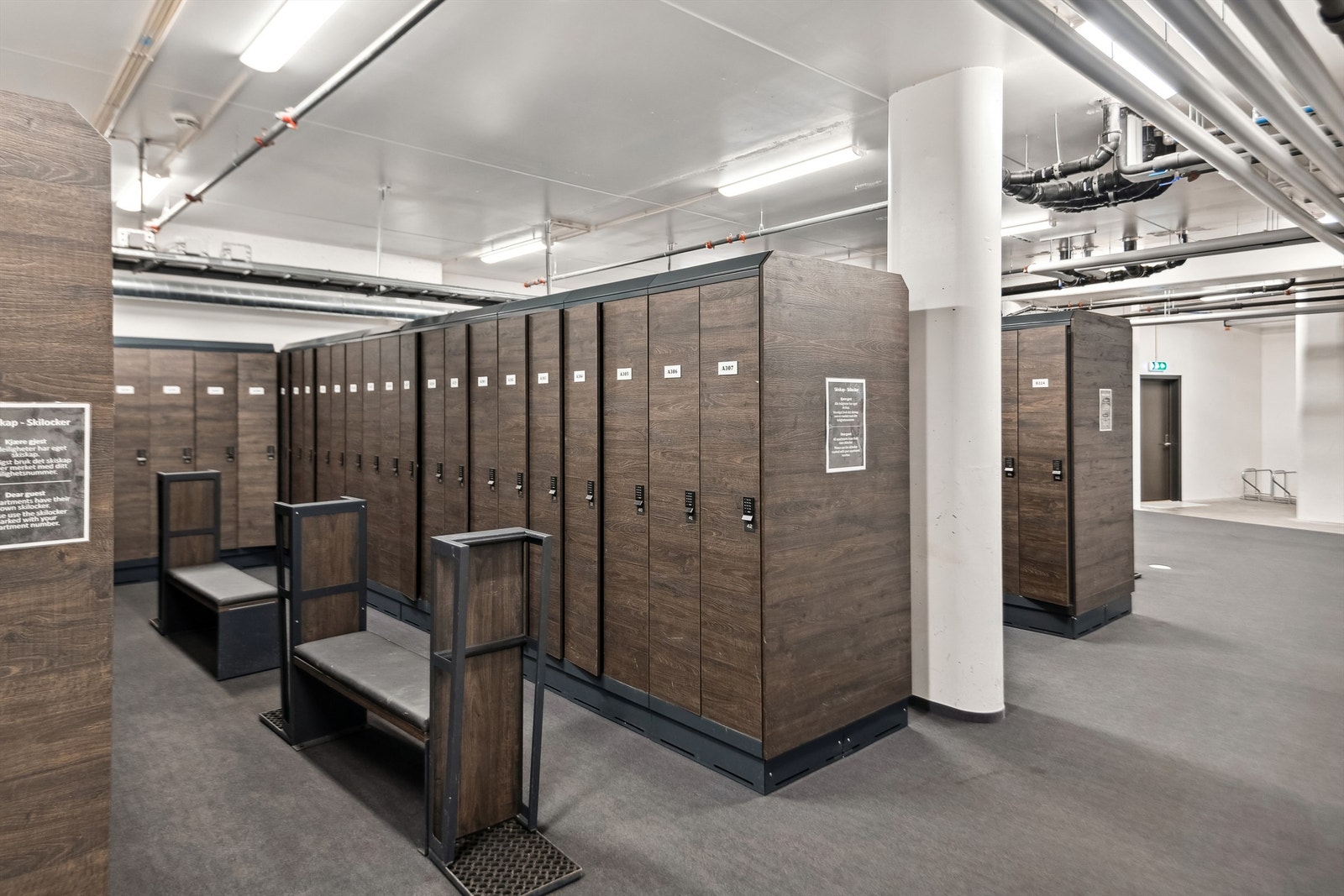 Fellesareal der hver seksjon har tilgang på eget skiskap. Galleribilde