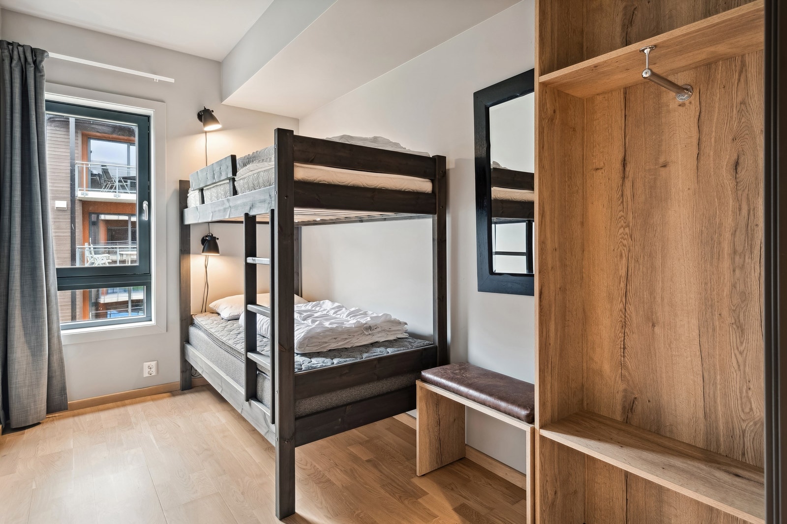 Soverom 2 med enkel garderobeløsning Galleribilde