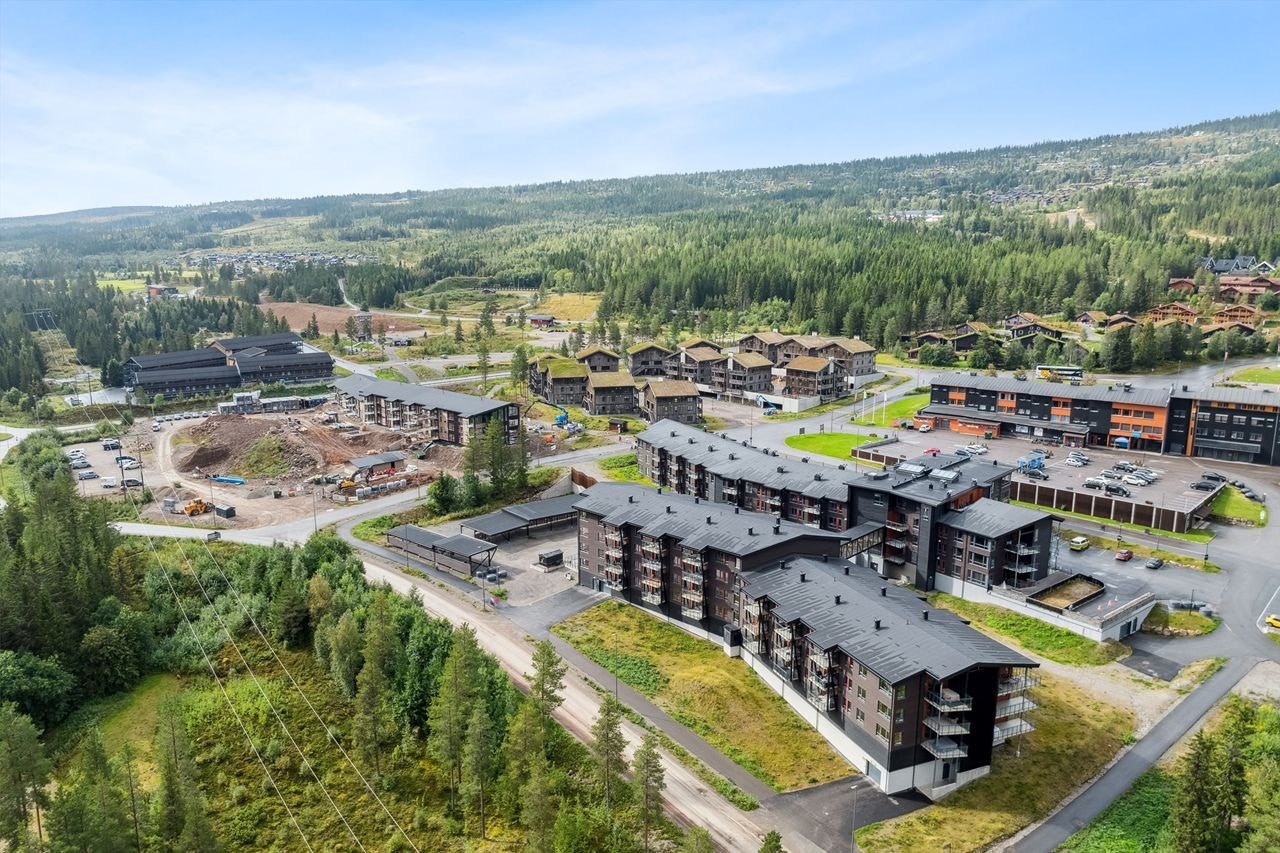 Kort og trygg gangavstand til golfbane, klatrepark, sykkelpark og langrennsarena Galleribilde