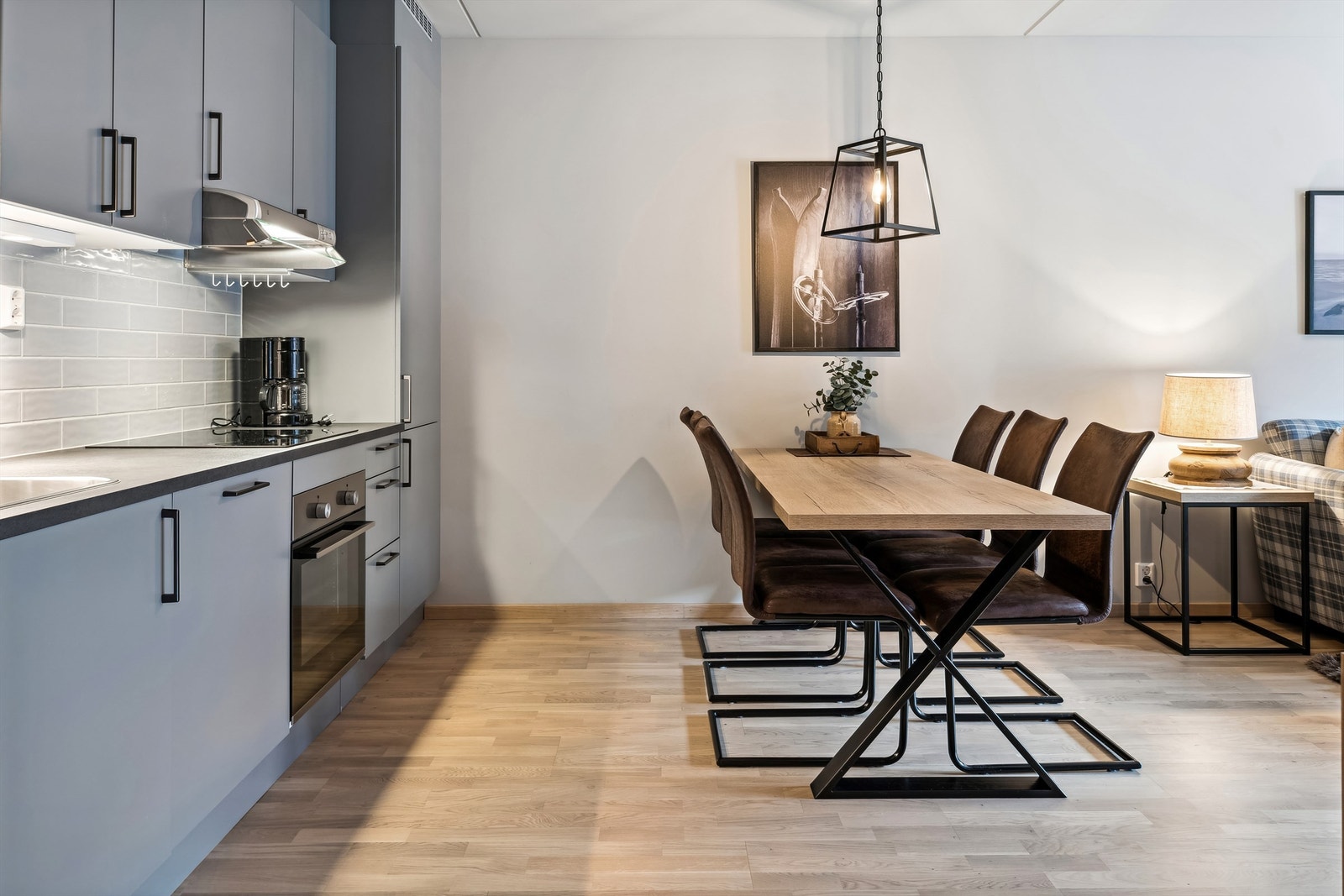 Åpen kjøkken- og stueløsning med et hyggelig spisemøblement Galleribilde