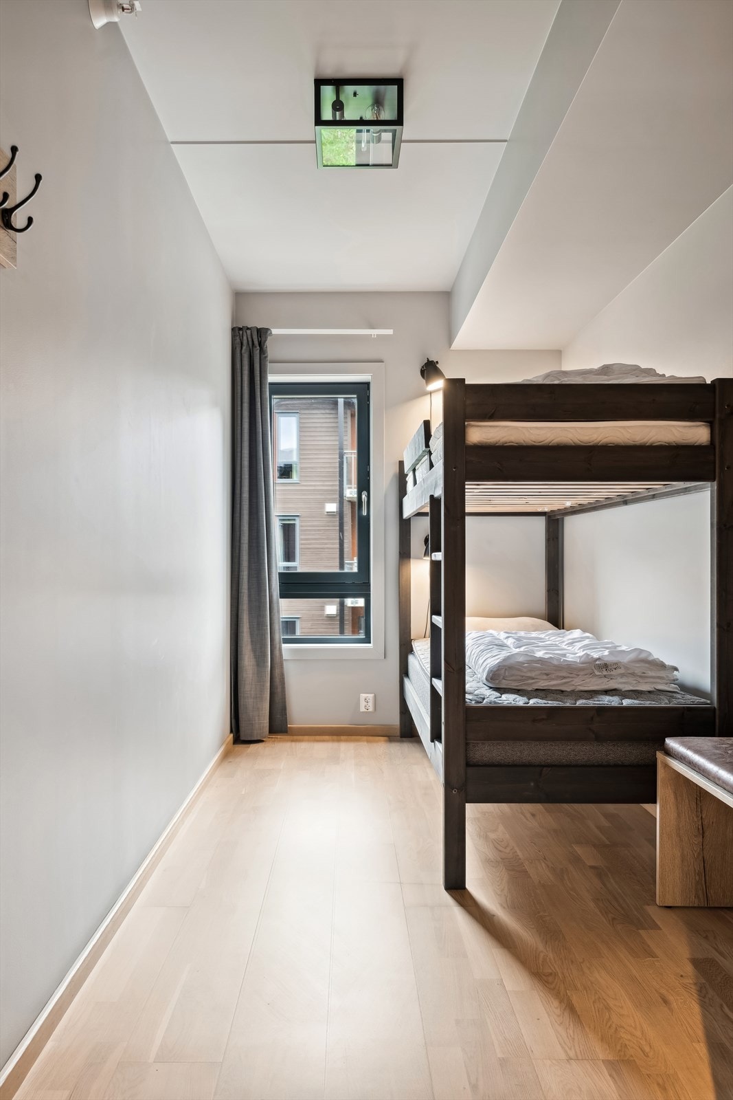 Eikeparkett på gulv også i de to soverommene Galleribilde