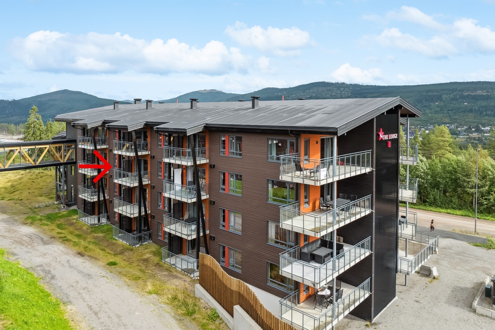 Leiligheten har vestvendt balkong. Skiløype på veien foran bygget om vinteren. Galleribilde