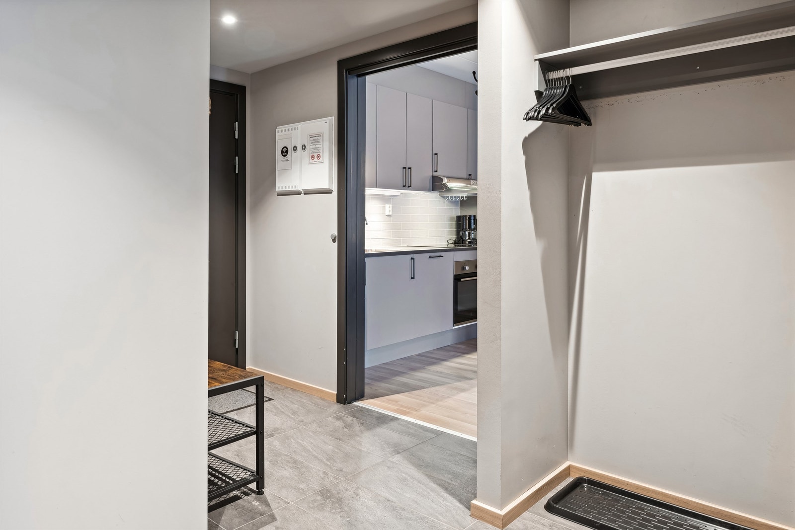 Gang - Sikringsskap med hovedbryter 4x40A og jordfeilautomater for 11 kurser. Galleribilde