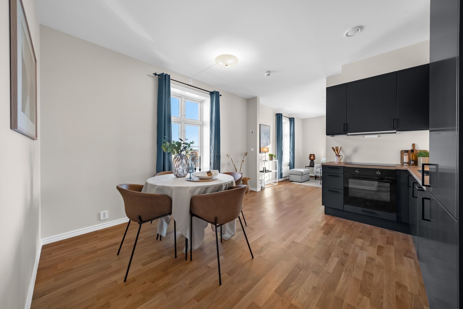 Spisestuen/kjøkken har god plass til stort spisebord - Perfekt for alle dine hyggelige begivenheter. Galleribilde