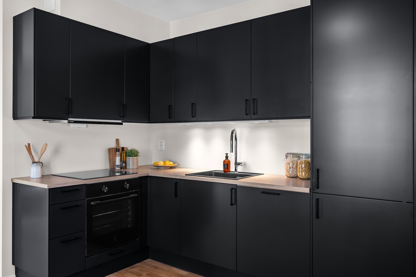 Det er integrerte hvitevarer som platetopp, stekeovn, oppvaskmaskin og kjøle-/fryseskap. Galleribilde