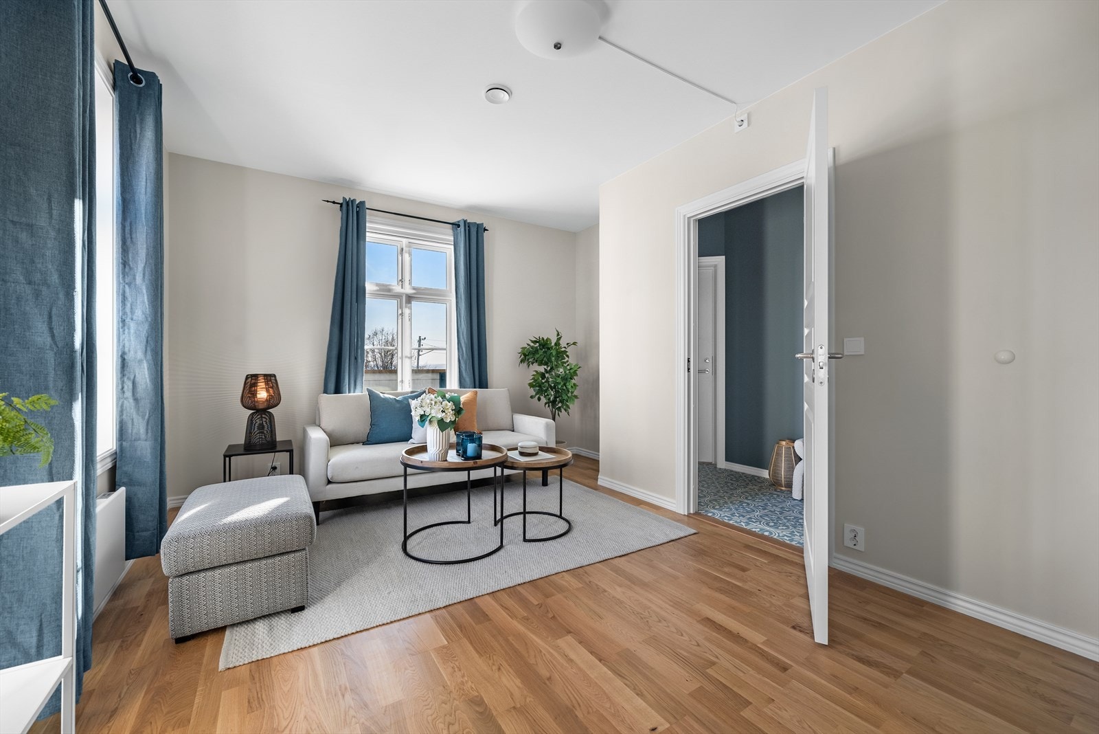 Stuen er av god størrelse med naturlige møbleringssoner - Her er det god plass til komfortabel sofa, salongbord og alt du trenger av mediemøbler. Galleribilde