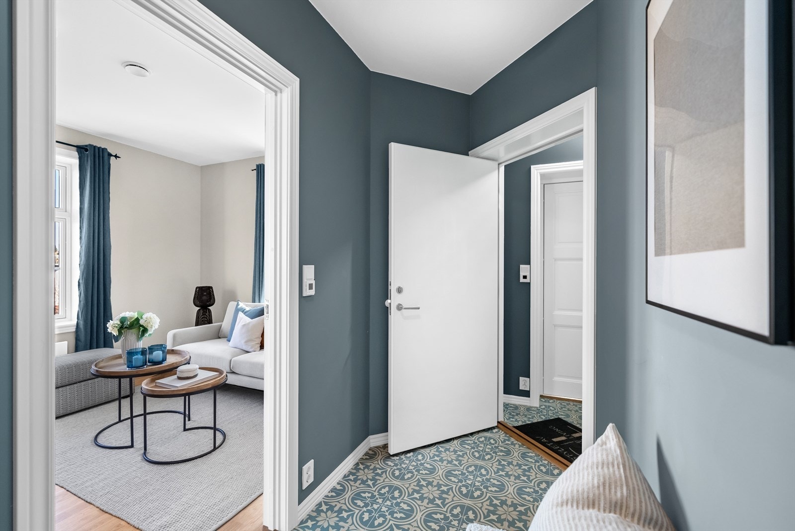 Flotte fliser på gulv med elektriske varmekabler. Galleribilde