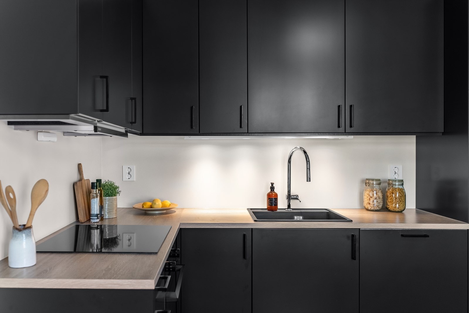 Over kokesone er det kjøkkenventilator med avtrekk via balansert anlegg. Galleribilde