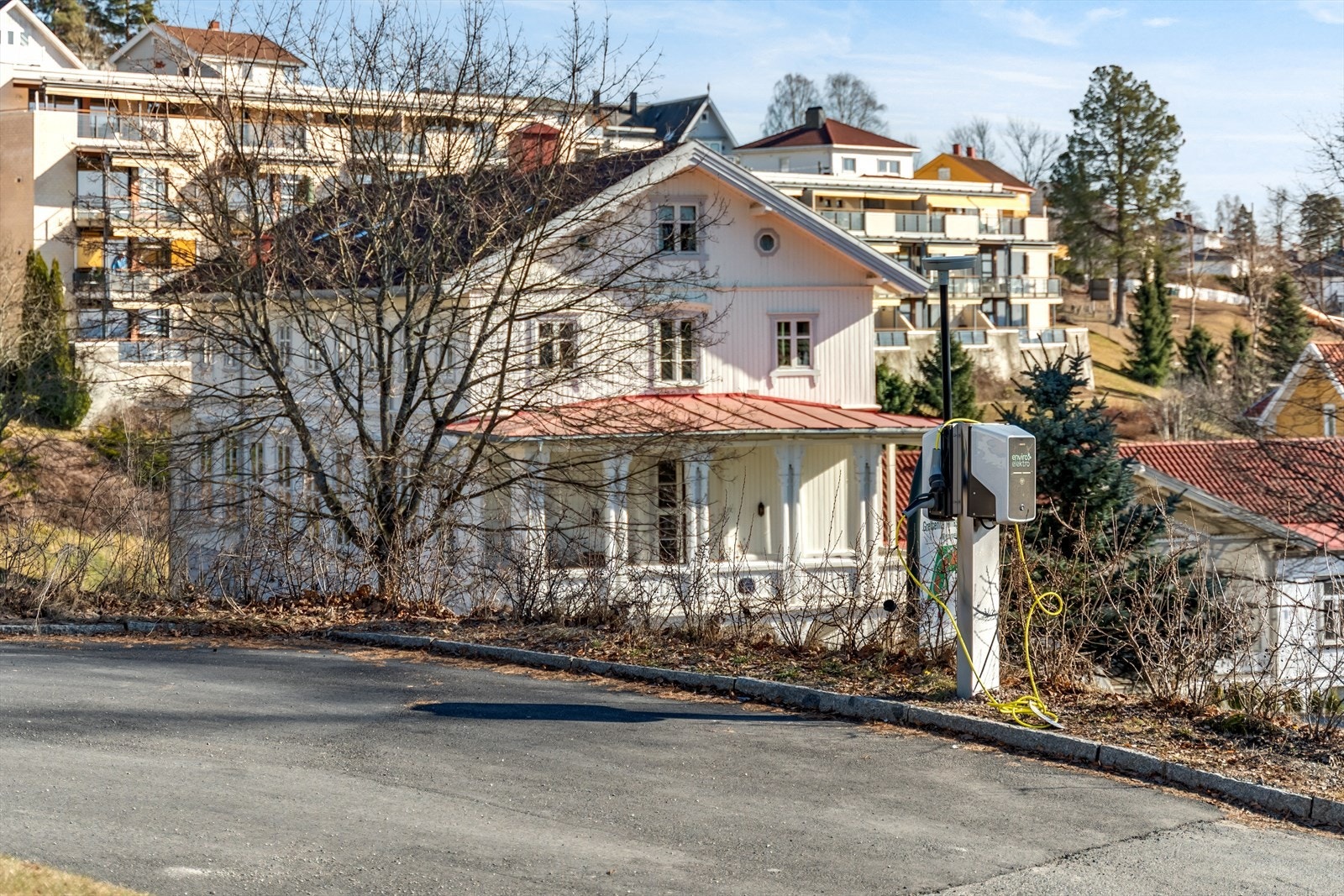 Det medfølger egen parkeringsplass med elbillader (plass nr. 2). Sameiet har også 1 gjesteplass for besøkende. Galleribilde