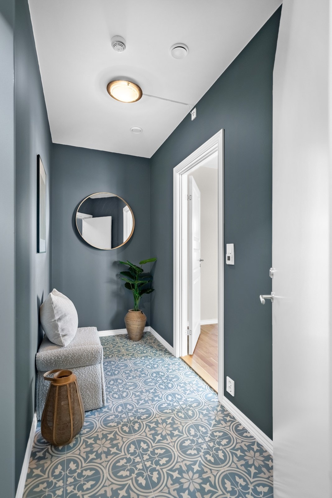 Entreen gir et godt førsteintrykk av leiligheten med delikate farger som skaper en god atmosfære. Her er det god plass til egen garderobe om ønskelig. Galleribilde