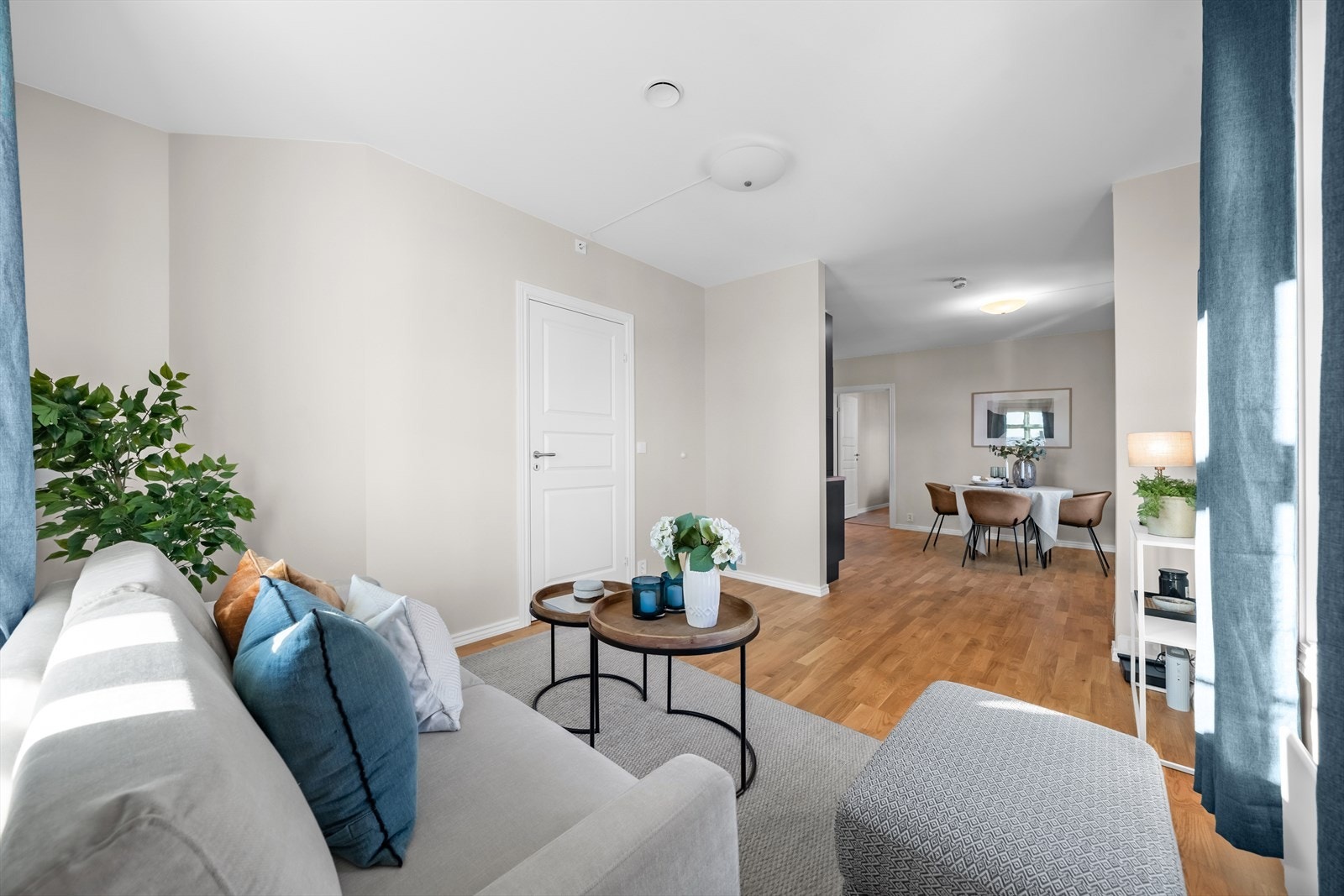 Oppholdsrommet har en delvis åpen stue/kjøkken løsning, som gir en sosial og innbydende atmosfære. Galleribilde