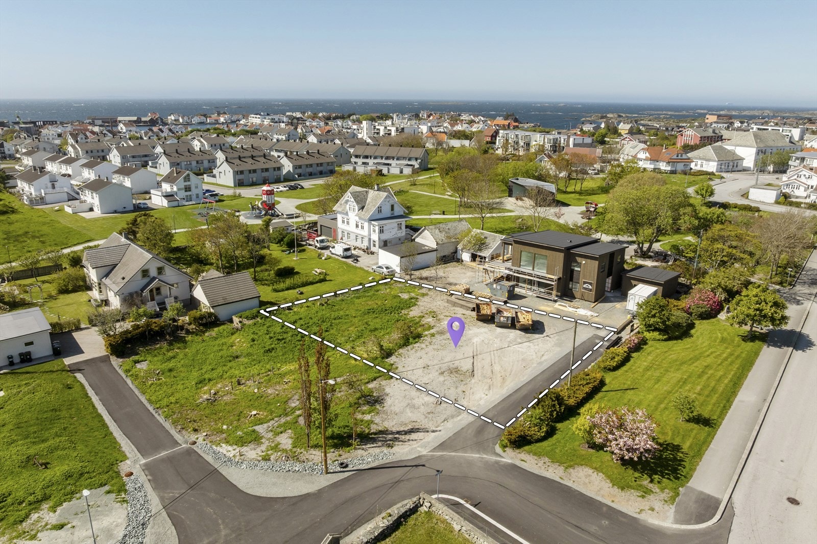 Tomt midt i sentrum av Åkrehamn. Her kan du bygge din drømmebolig og være en del av sentrumslivet. Galleribilde