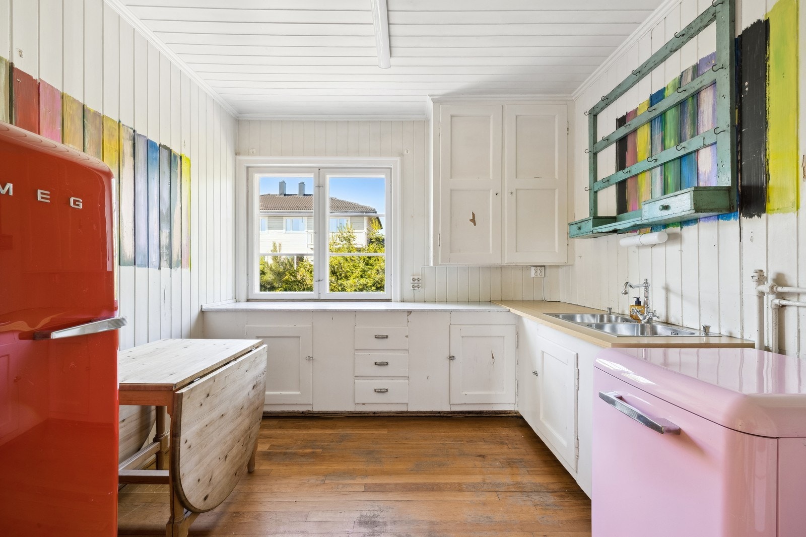 Kjøkken med hvitevarer og komfyrtopp (andre side) Galleribilde