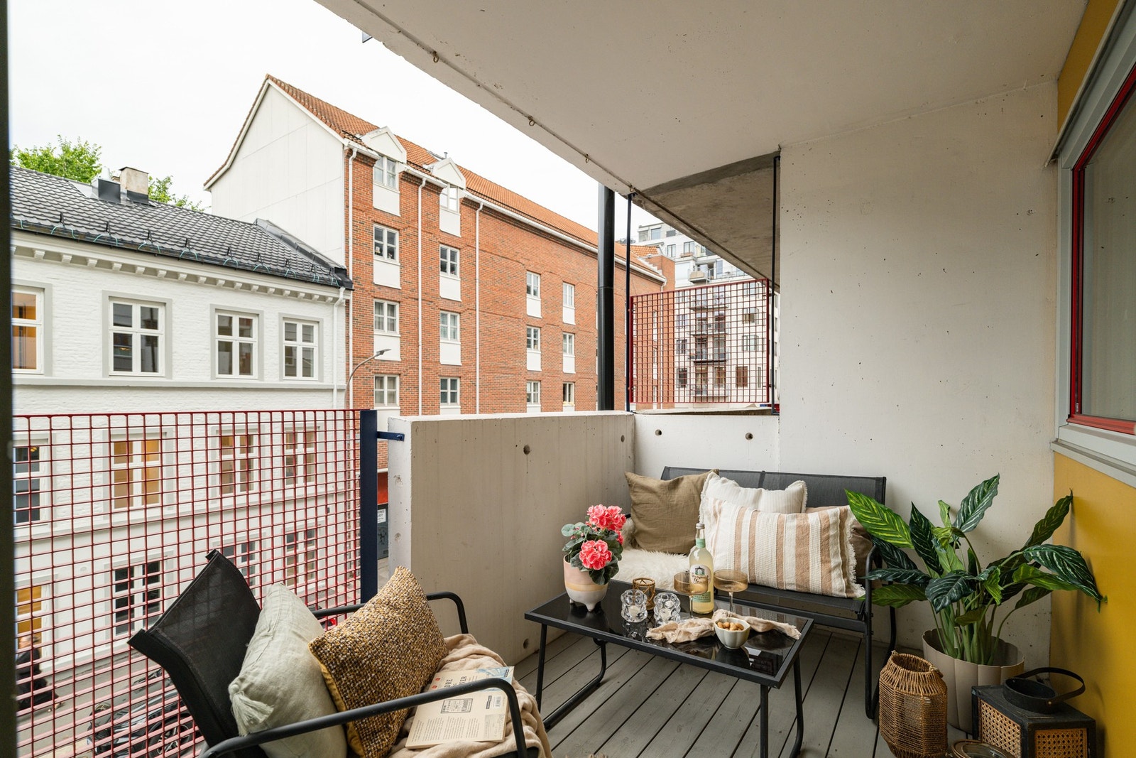 Balkongen er på 5 kvm med rekkverk i stål og tredekke på gulvet. Strømuttak er også installert på balkongen. Galleribilde