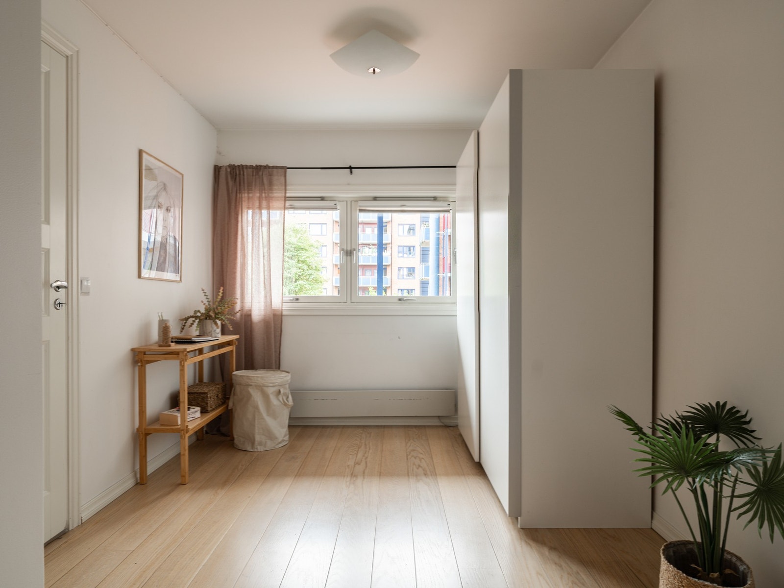 Om du derimot har behov for kun ett soverom, så passer dette utmerket som hjemmekontor eller hobbyrom. Galleribilde