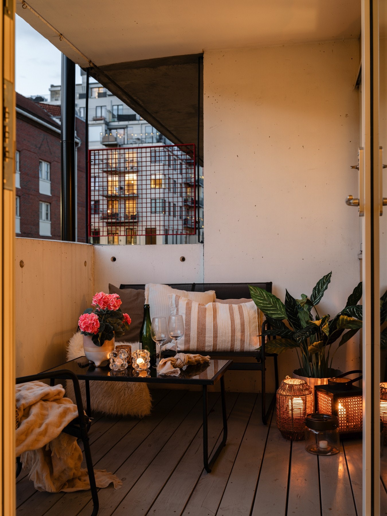 Den gode plasseringen i blokka gjør at balkongen også kan nytes på kvelden. Galleribilde