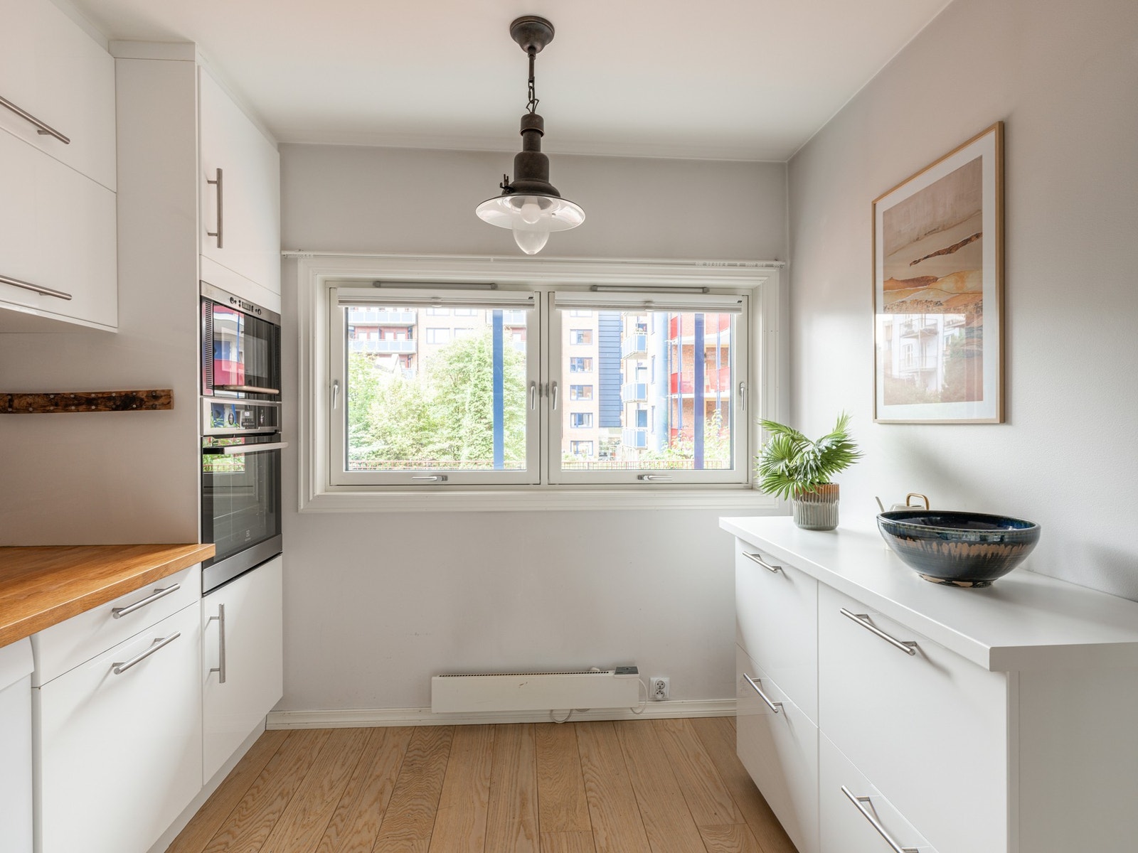 Fra kjøkkenet har du utsyn mot gården og svalgangen. Galleribilde