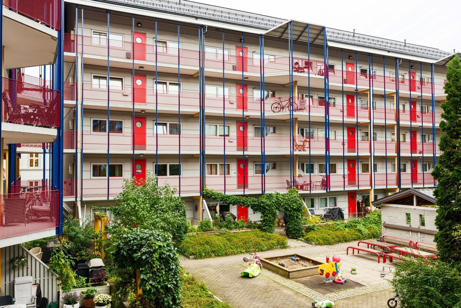 Borettslaget har portsystem, slik at fellesarealet oppleves som trygt og privat. Med flere sittegrupper, lekeplass og frodighet, blir dette en sosial møteplass. Galleribilde