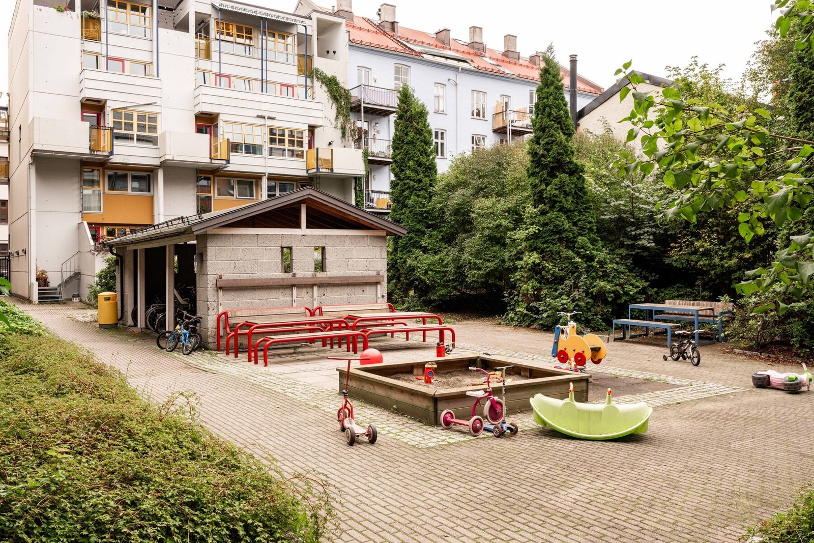 Sandkasse og leketøy er et godt tegn på familielivet som blomster i borettslaget. Galleribilde