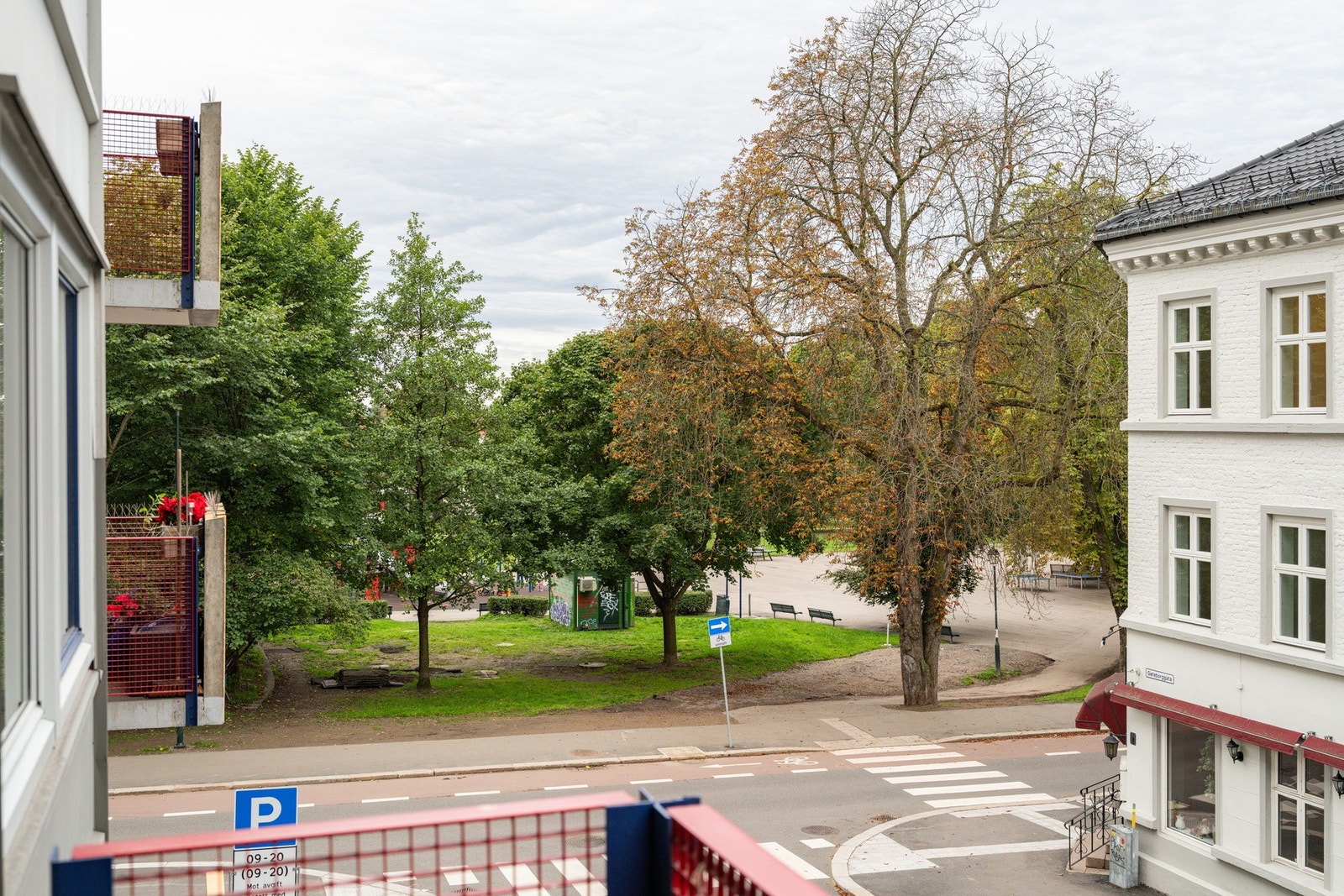 Borettslaget er nærmeste nabo til Sofienbergparken, med enveiskjørt vei mellom som gir lite trafikkstøy. Galleribilde