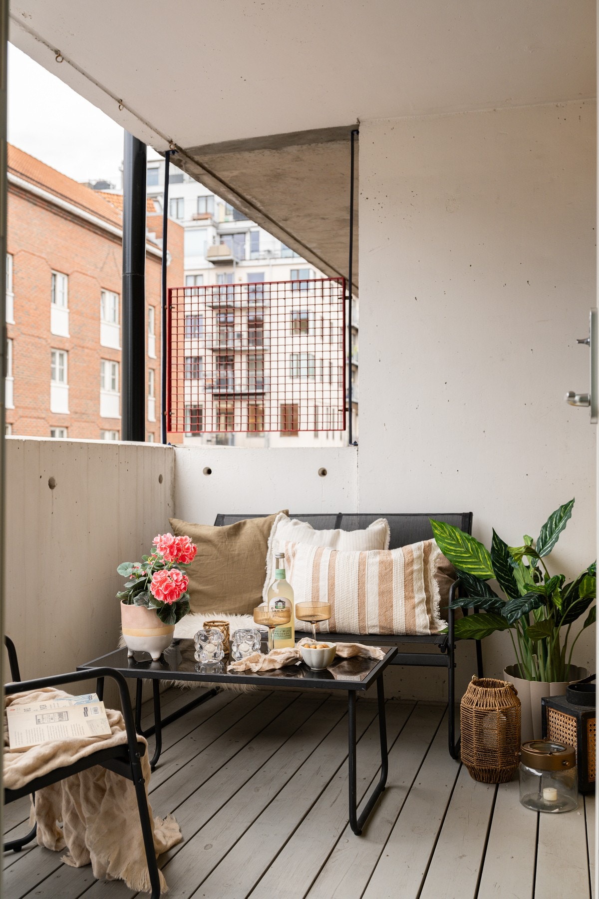 Perfekt uteplass for å nyte god selskap og naturen ifra Sofienbergparken. Galleribilde