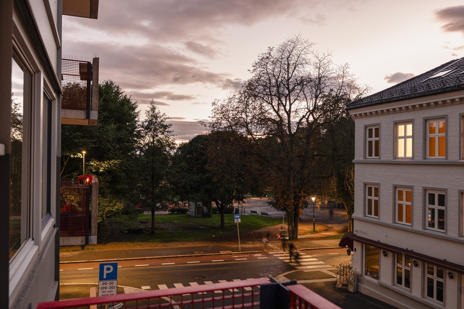 På andre siden av veien har du det urbane livet i sentrum av Oslo. Her finner du diverse fritidstilbud. Galleribilde