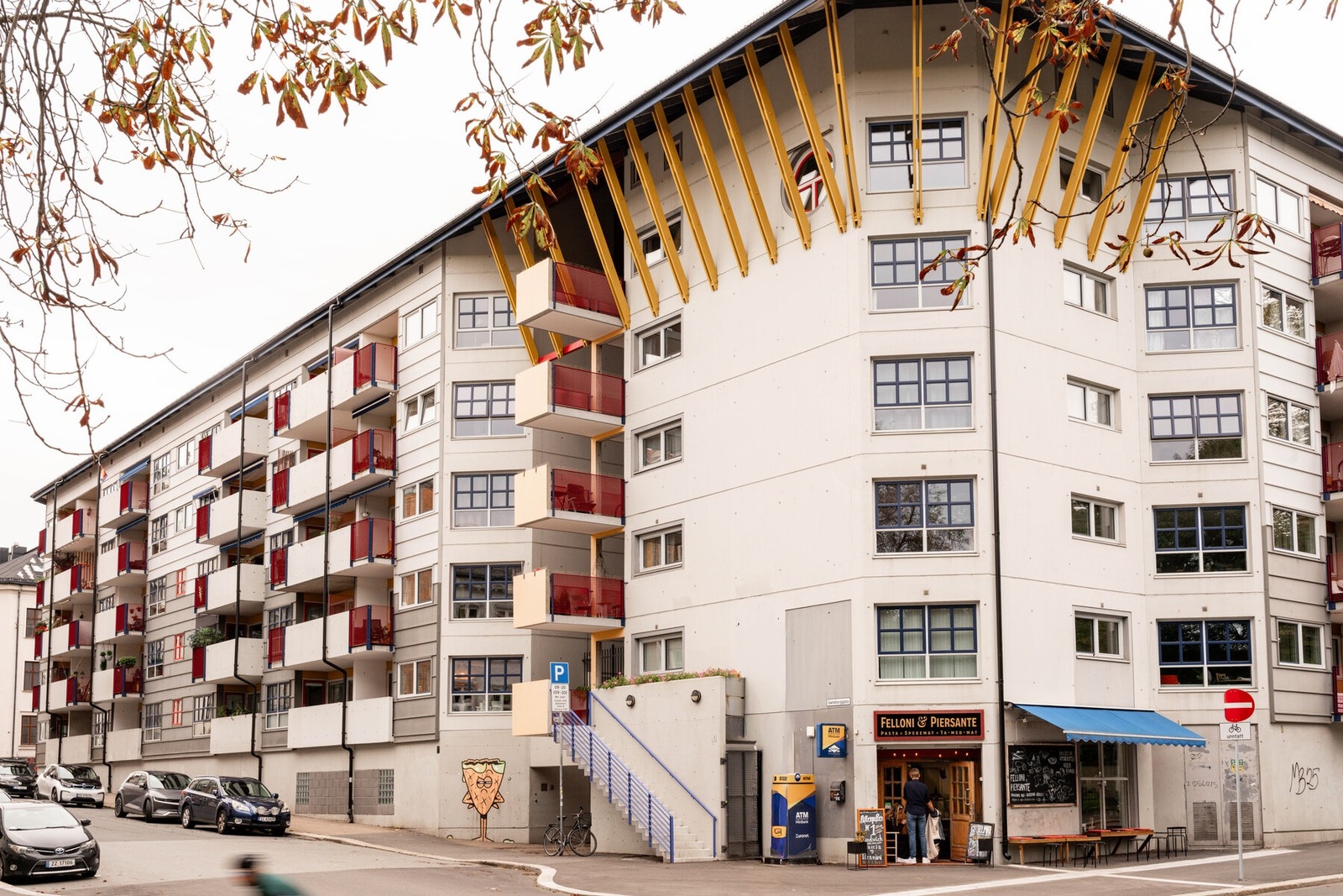 Borettslagets fasade. Adgang til leiligheten via trappeoppgangen, gjennom garasjeanlegget eller fra Karlstadgata. Galleribilde