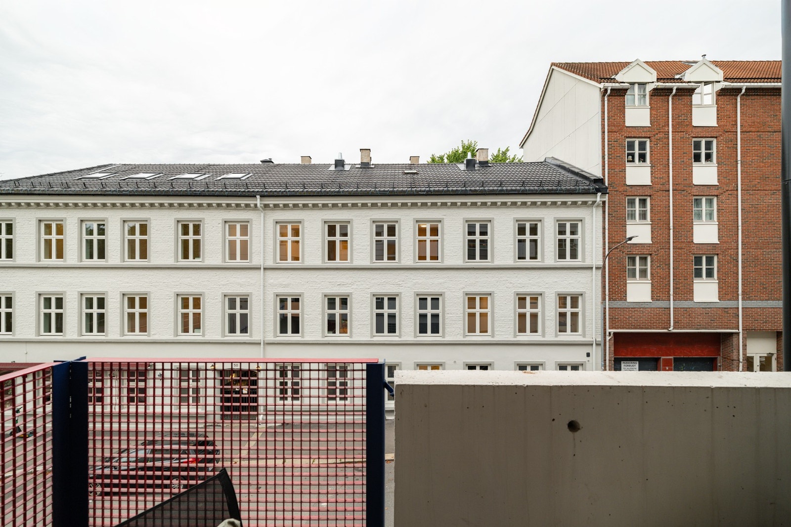 Det er godt mellomrom til naboer som gir plass for å nyte kveldssolen. Galleribilde