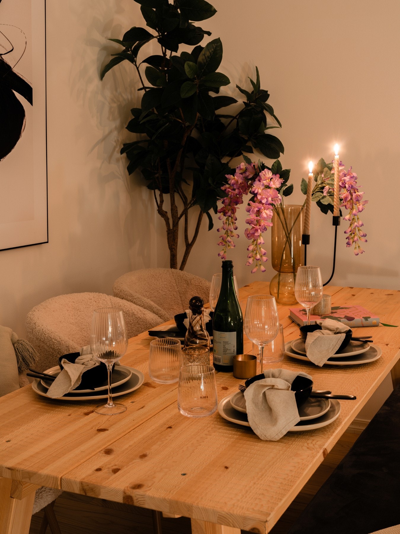 Etter å ha parkert bilen i kjelleren, kan du ta heisen rett opp til leiligheten for å nyte middagen sammen med familien. Galleribilde