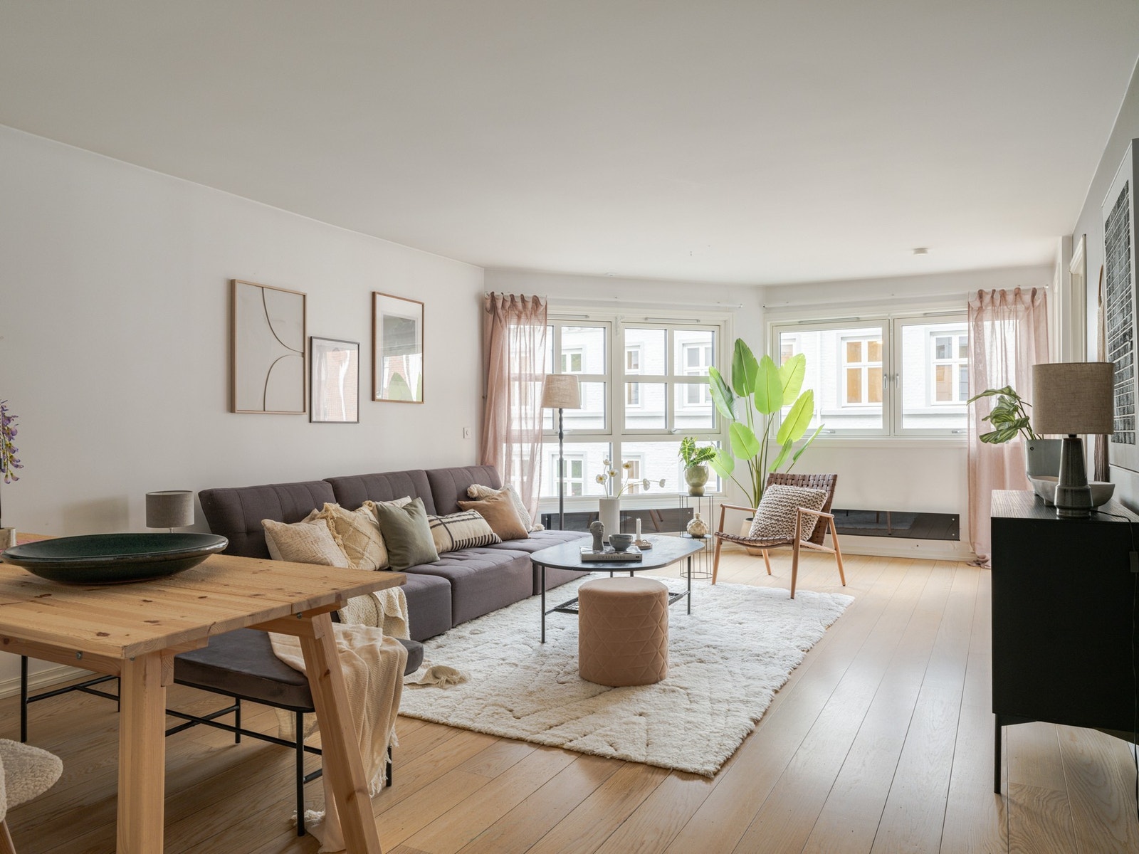 Fra stuen har du utsikt mot Sofienbergparken - Det kan også nevnes at borettslagets vinduer, ytterdører og tak ble skiftet i 2024/2025. Galleribilde