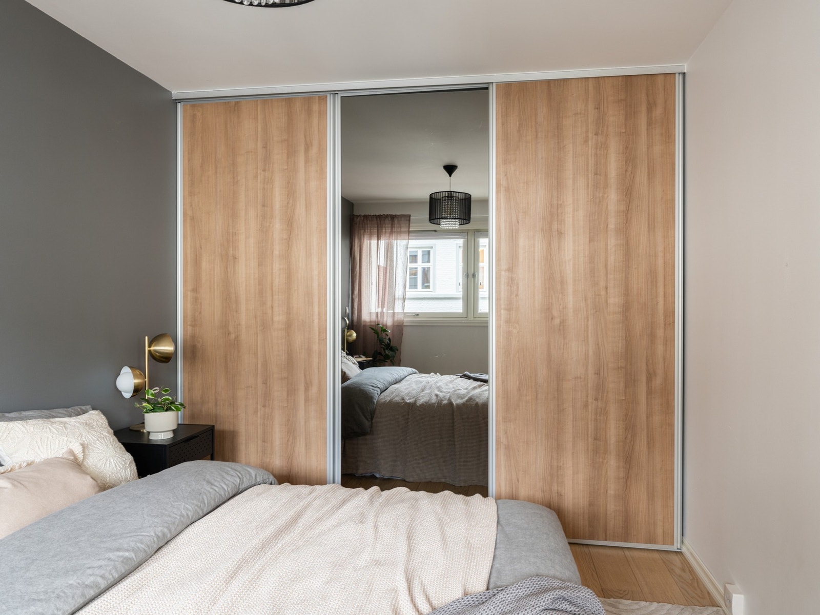 Hovedsoverommet har god plass til dobbeltseng, samt skyvedørsgarderobe med speildør. Galleribilde