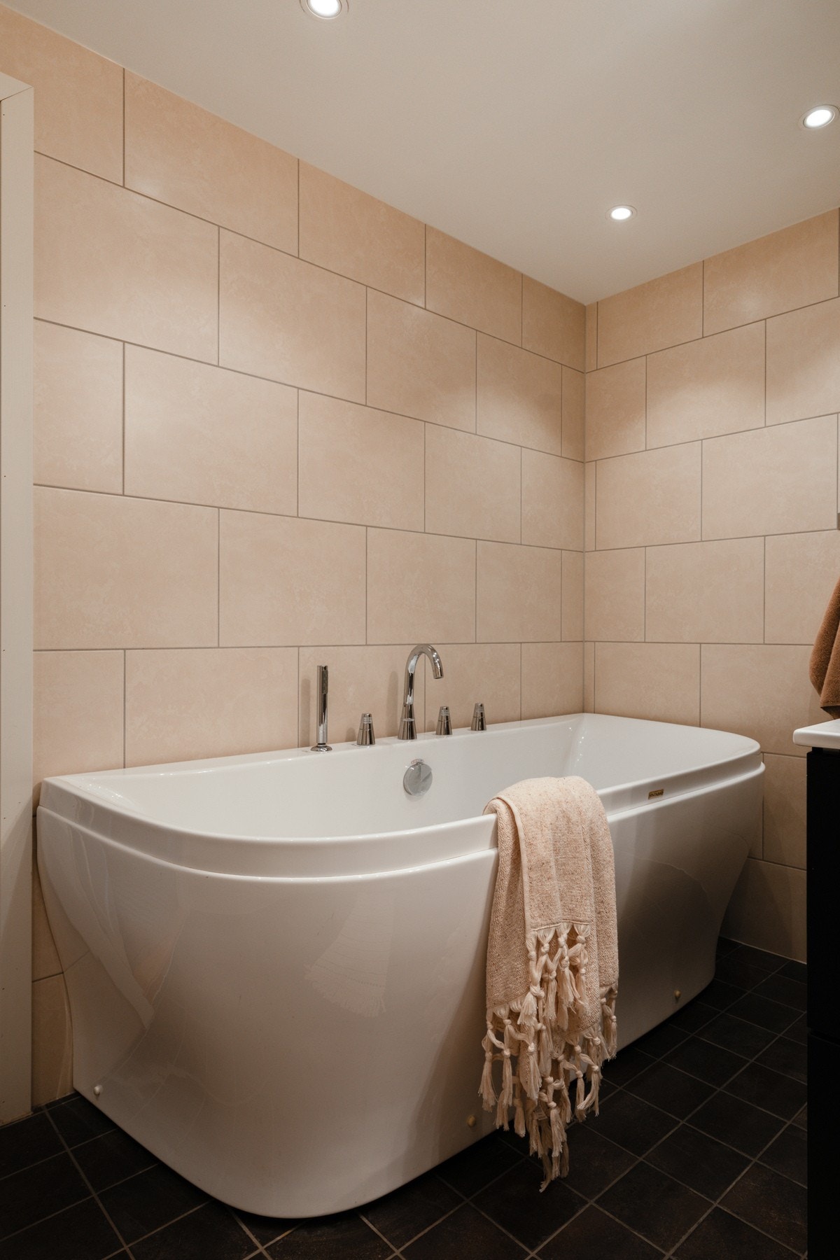 Badet har alt man trenger for personlig pleie. Her kan du for eksempel nyte et avslappende kveldsbad. Galleribilde