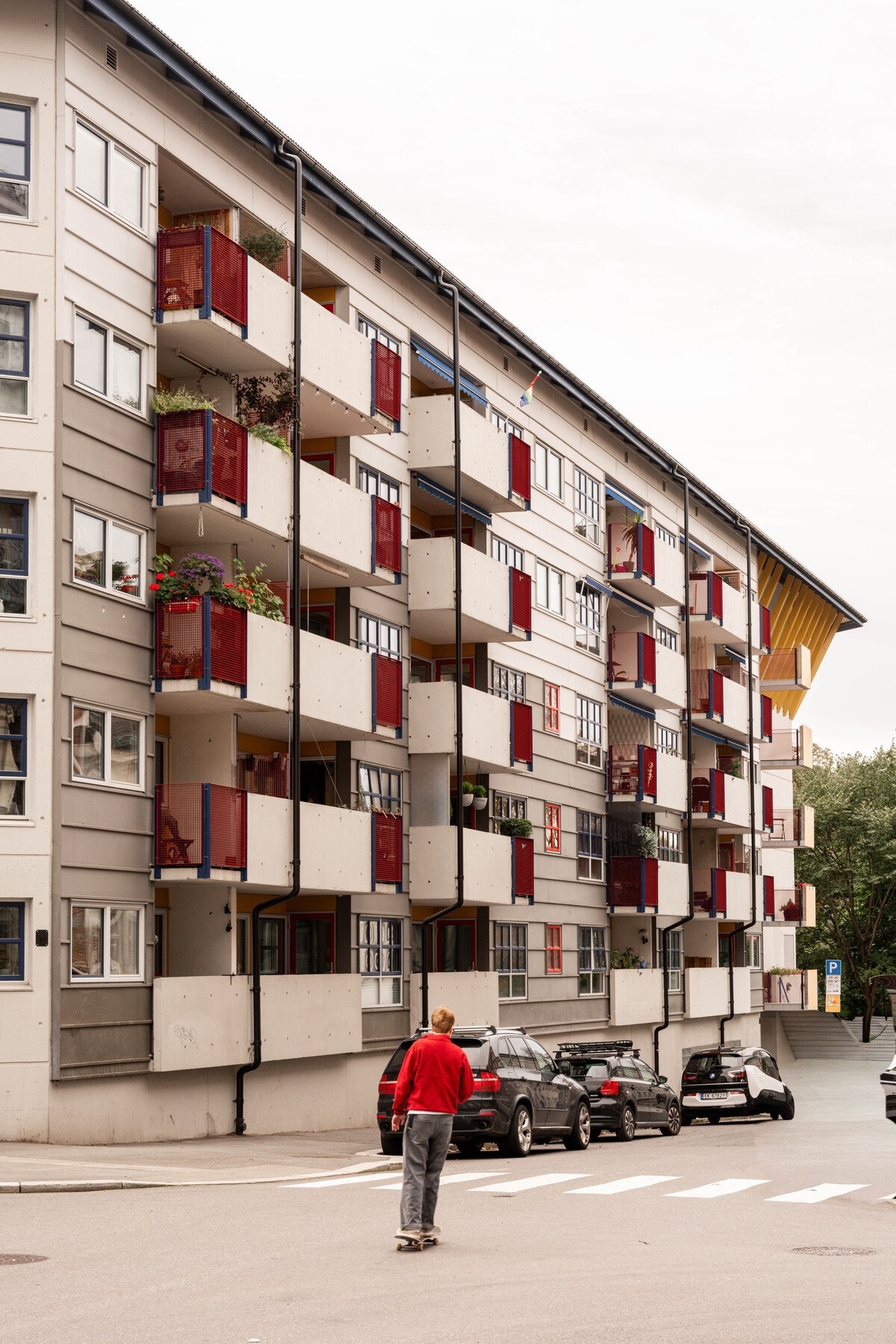 Dette er et veldrevet borettslag. Det kan nevnes at leiligheten disponerer en romslig bod på loftet på hele 11 kvm! Samt har leiligheten egen plass i felles kjølebod. Galleribilde