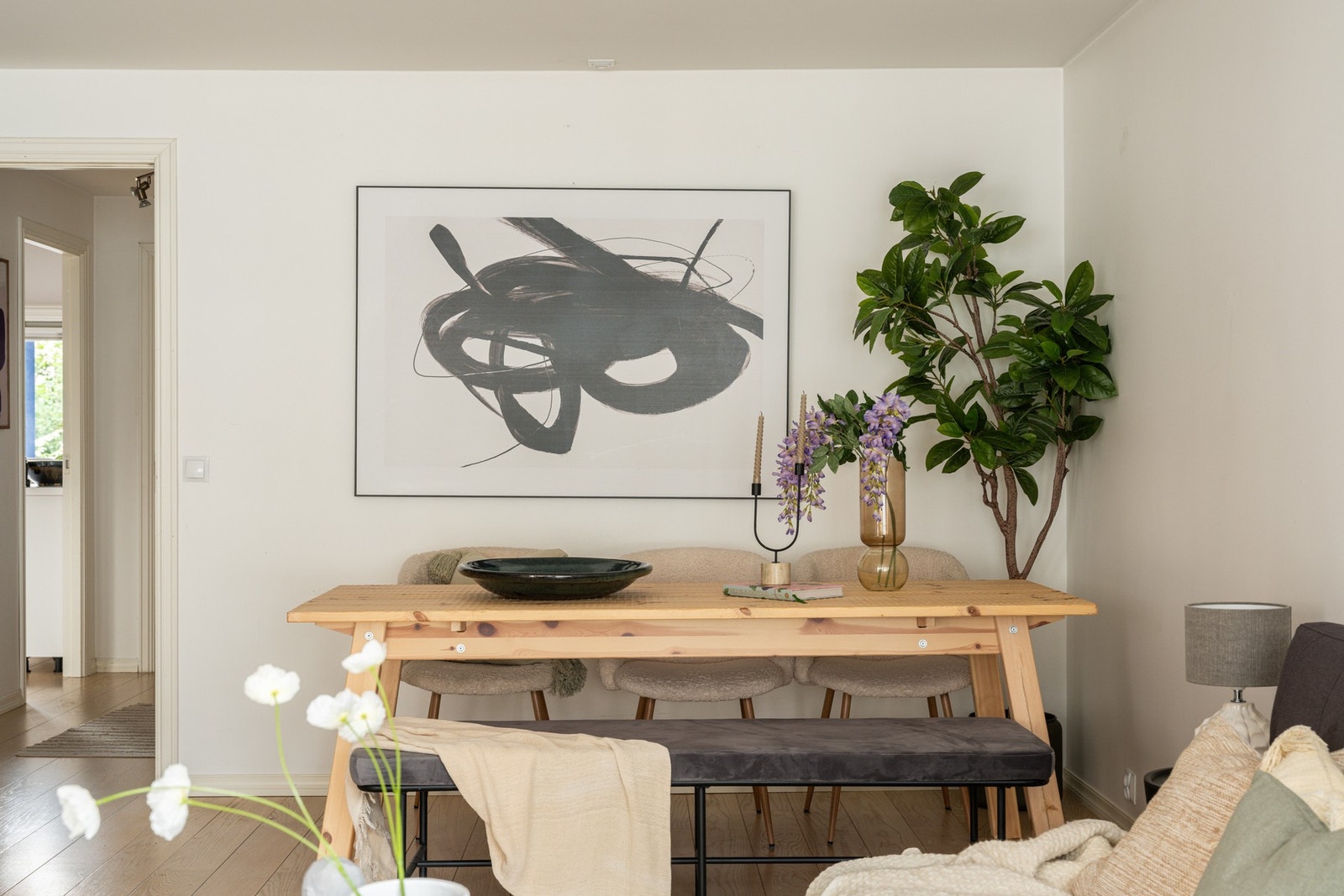 Stuen har flere innredningsmuligheter med god plass til både spisegruppe og sofagruppe. Galleribilde