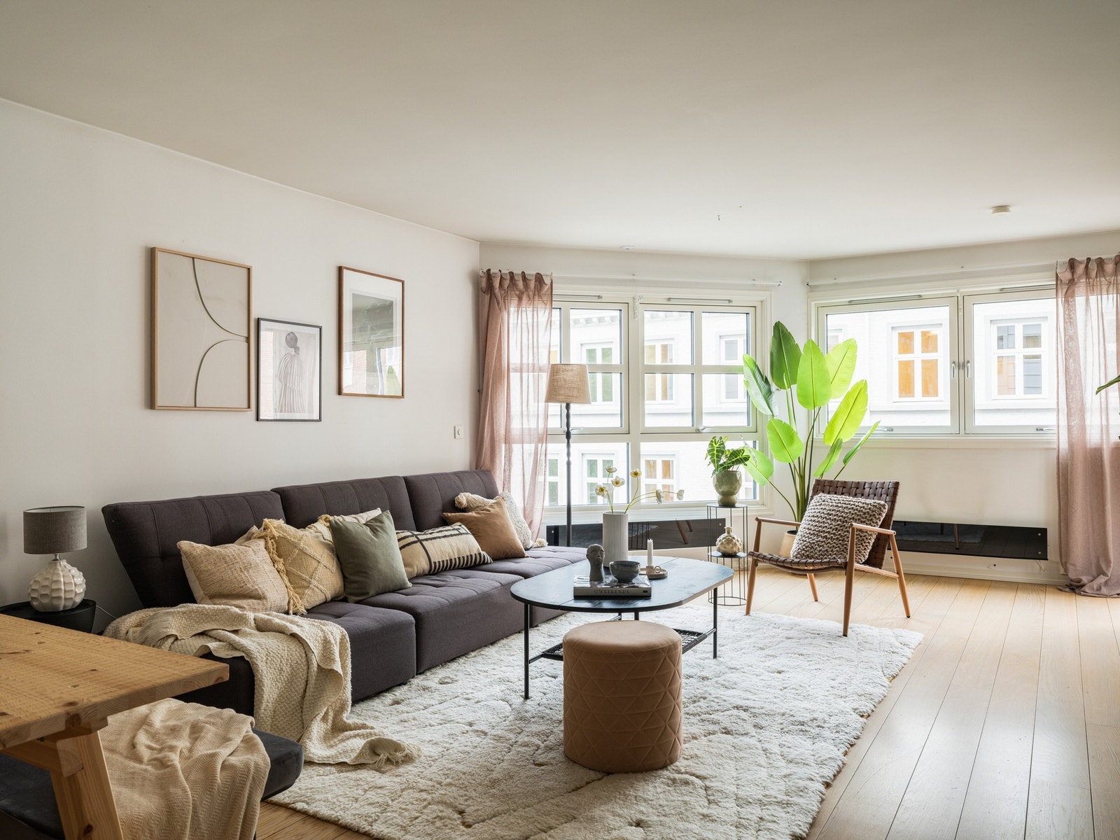 Boligen har vinduer fra flere sider som gir rikelig med naturlig lys. Galleribilde