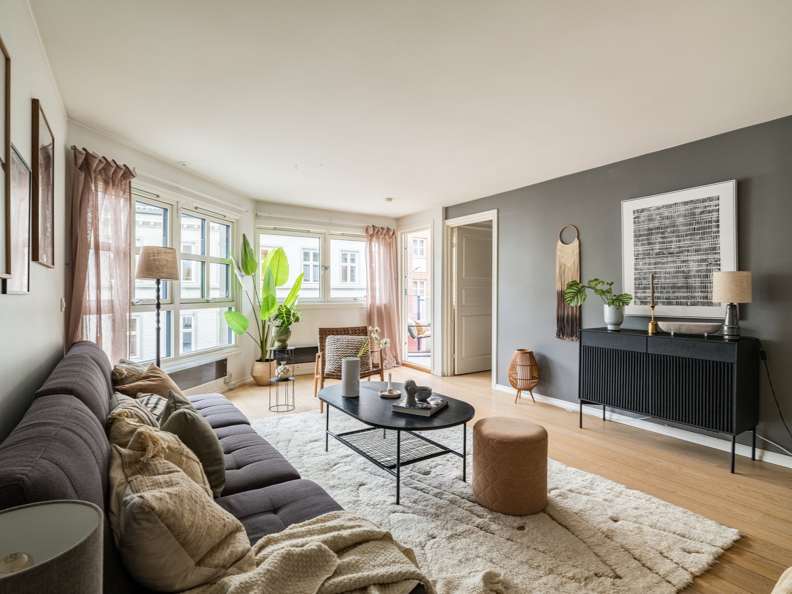 Tilbake i stuen skinner ettermiddagssolen godt gjennom vinduene og ned på parketten. Galleribilde