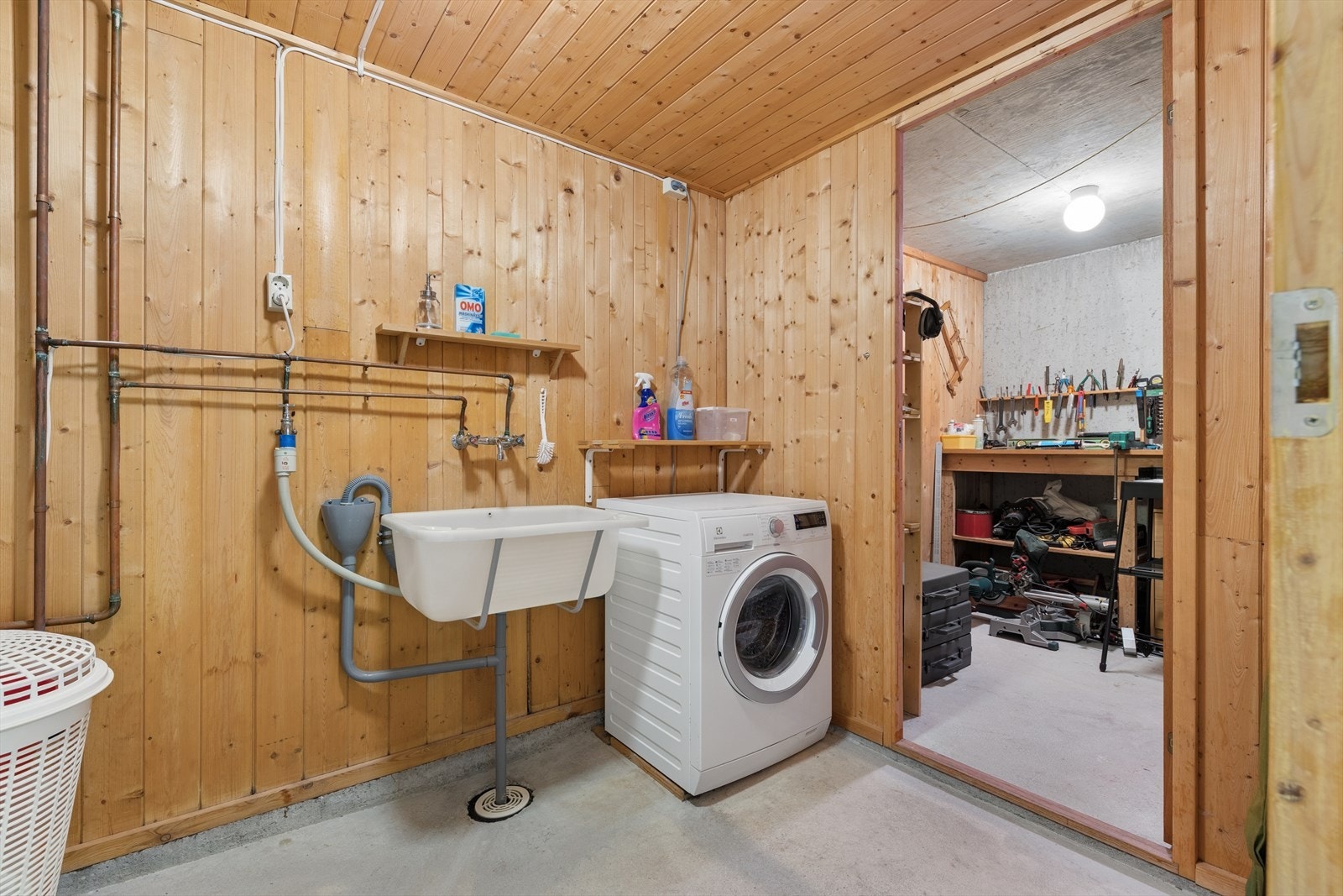 I tillegg til et stort hobbyrom har man vaskerom og bod Galleribilde