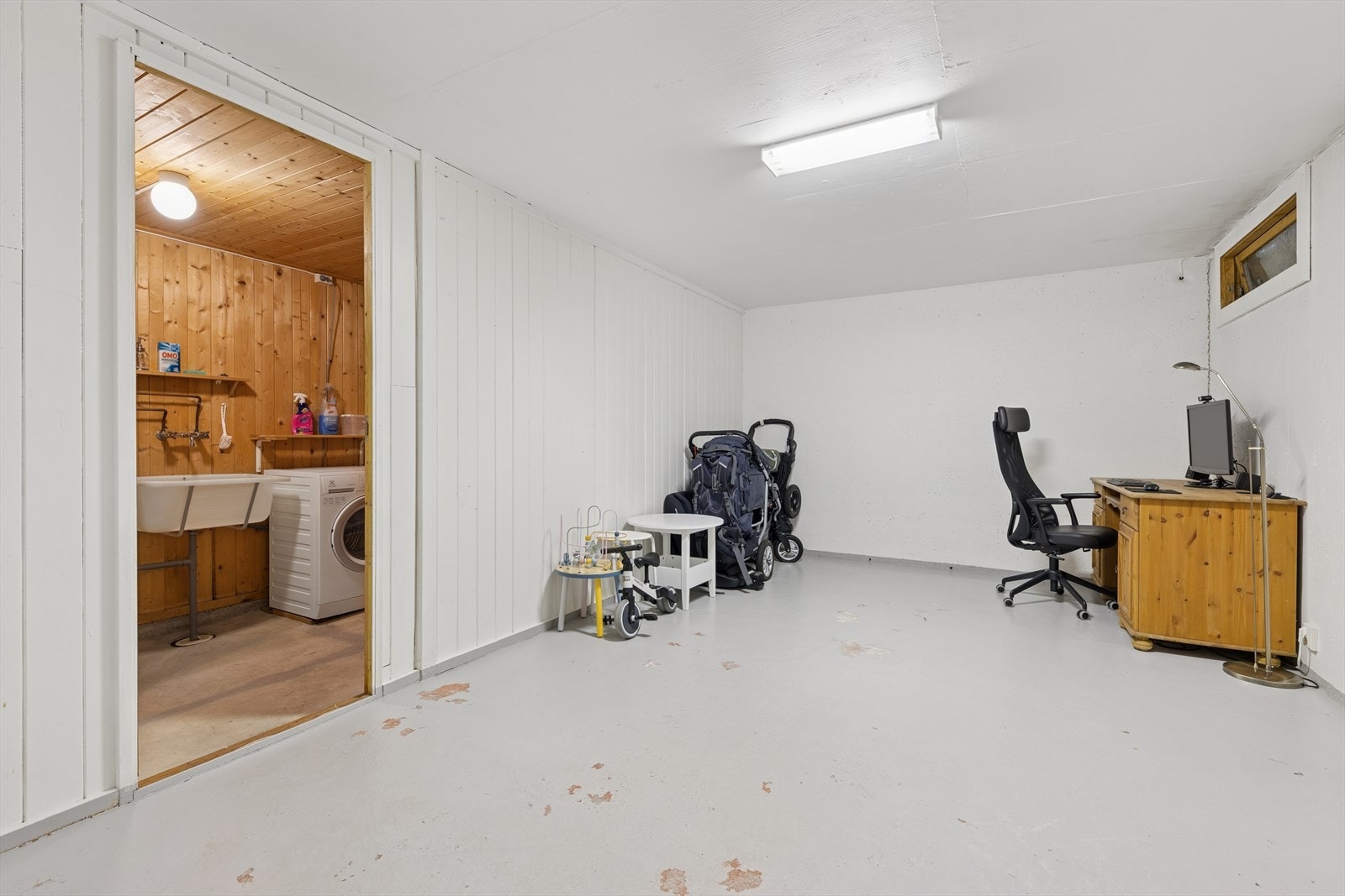 I kjelleren disponerer leiligheten hele 28 kvm med tilleggsareal. Her må man gjennom felles gang for å komme til disse rommene. Galleribilde
