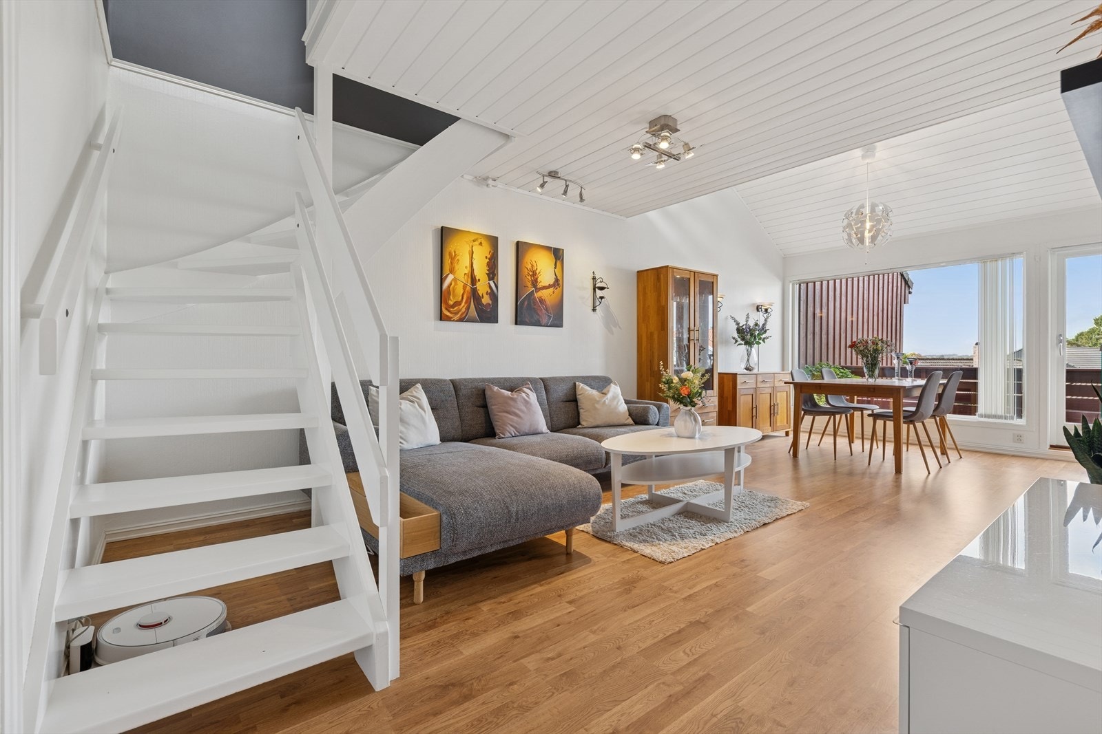 Fra stuen har man tilgang til en praktisk hems Galleribilde