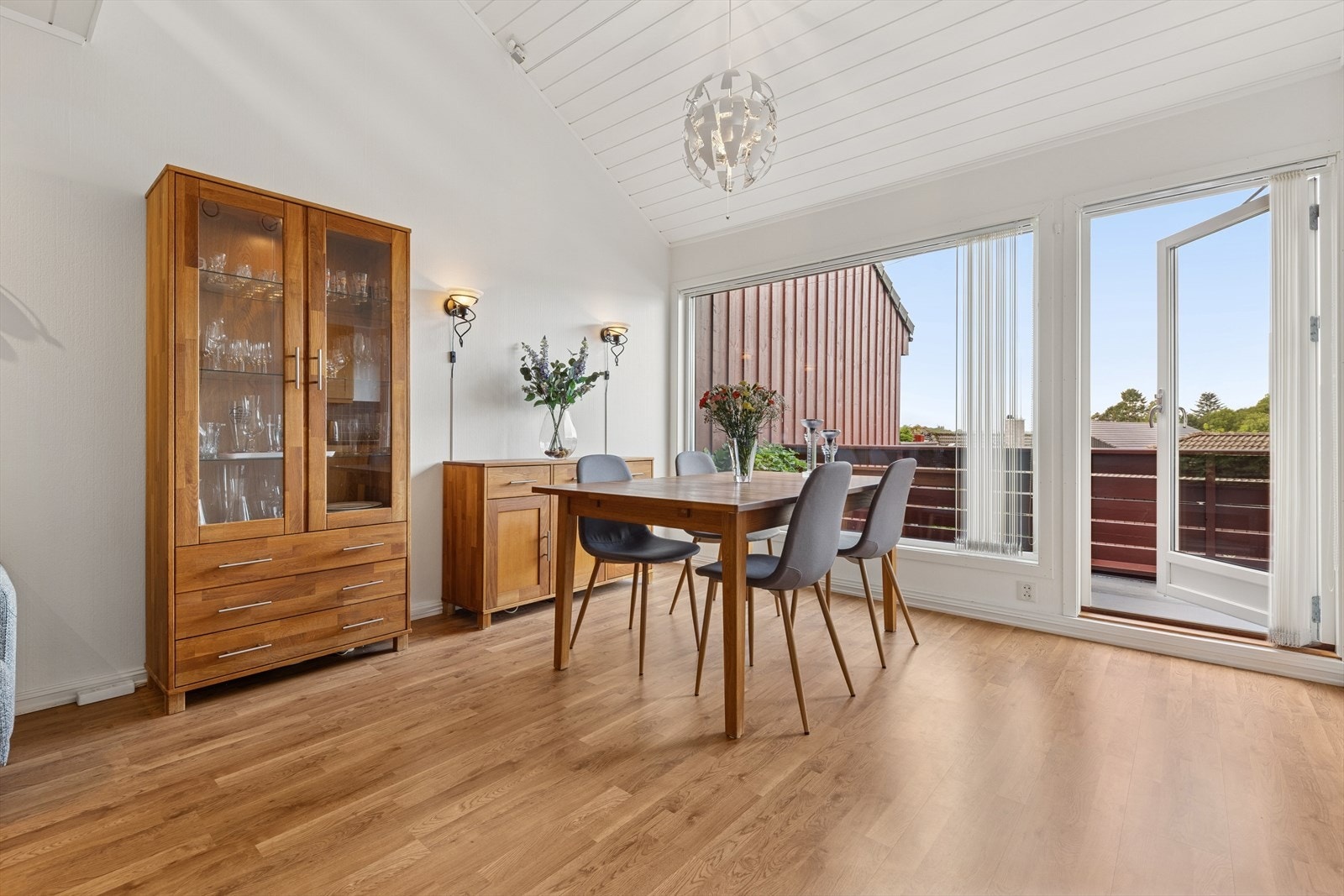 Store vinduer som slipper inn rikelig med dagslys, samt utgang til balkong Galleribilde