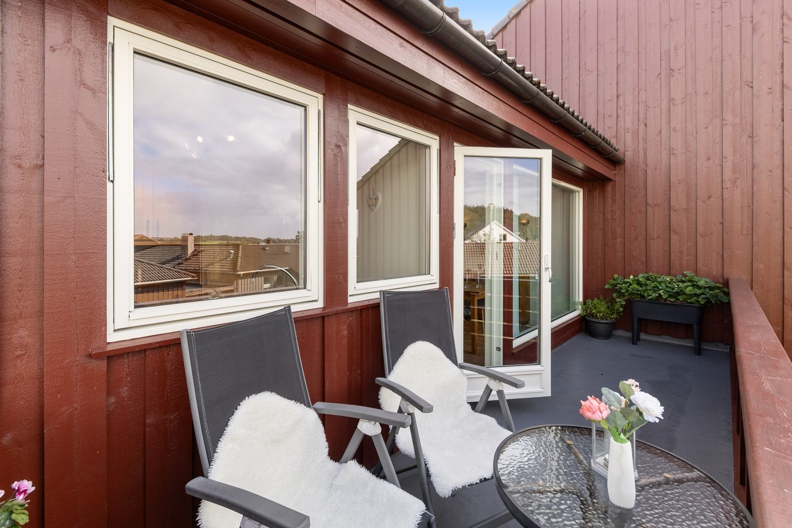 Her har man plass til hagemøbler, grill og plantekasser om man skulle ønske det Galleribilde