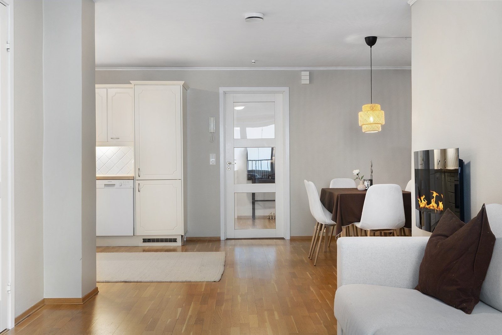 Elektrisk peis i stue skaper en lun romfølelse. Galleribilde