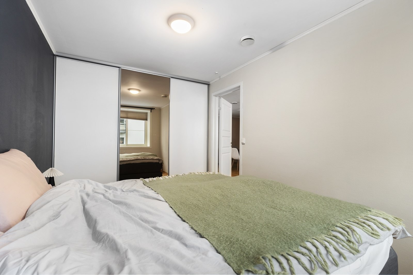 Soverommet er utstyrt med praktisk garderobeskapsløsning. Galleribilde