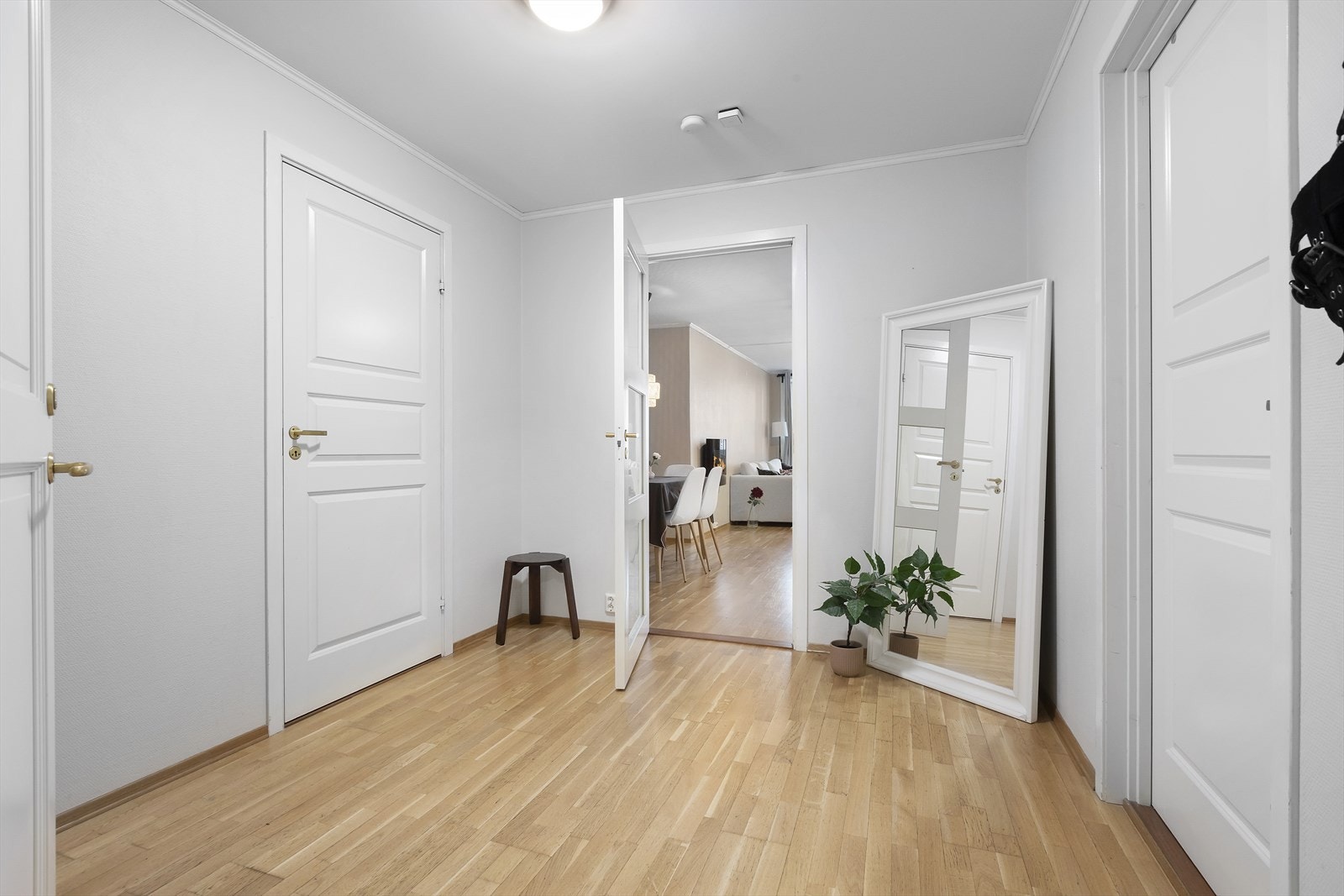 Stor og lys entre er det første som møter deg når du kommer inn i leiligheten. Galleribilde