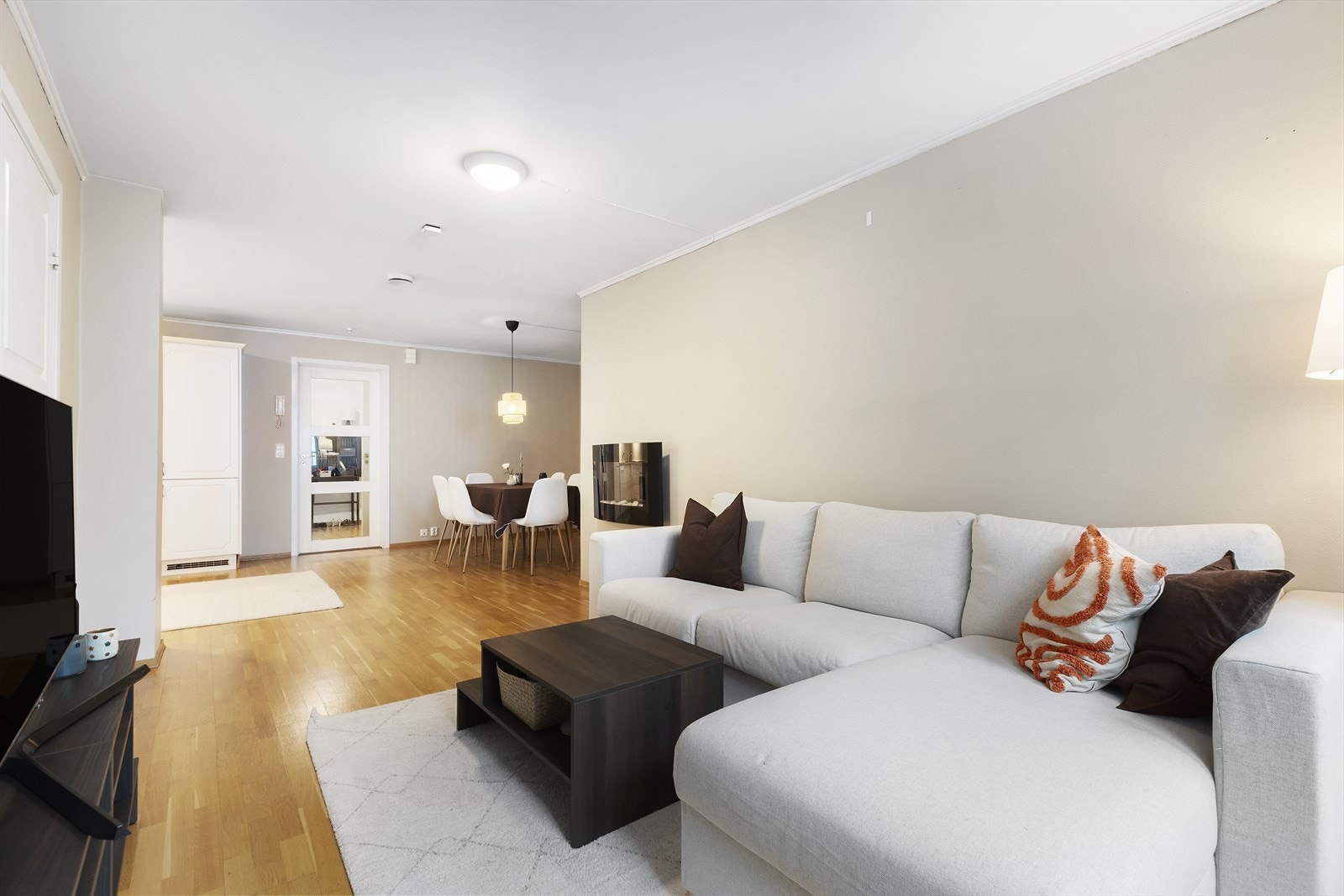 Luftig og harmonisk oppholdsrom med lyse fargetoner, stilfull spiseplass og god romfølelse Galleribilde