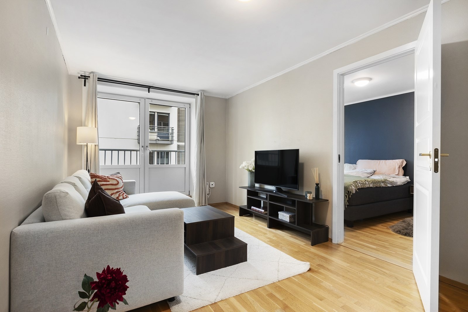 Store glassdører gir rikelig med dagslys og en luftig romfølelse. Galleribilde