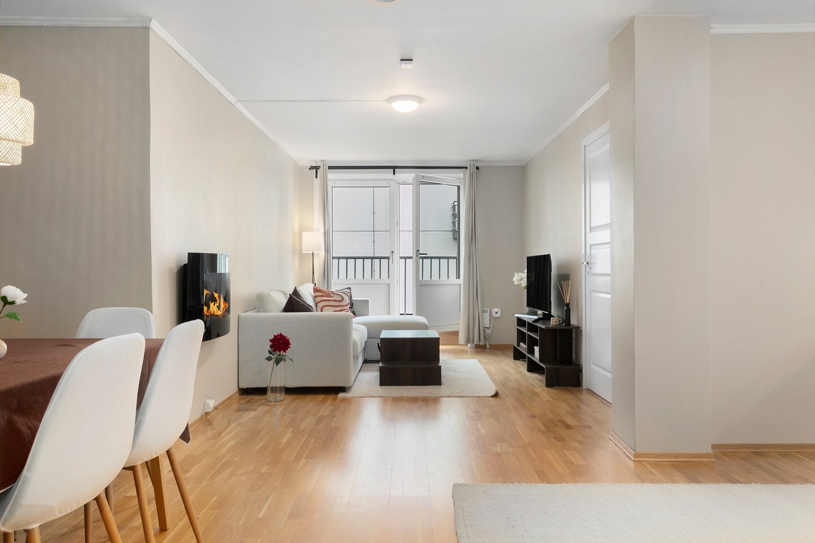 Romslig og åpen stue-/kjøkkenløsning. Galleribilde