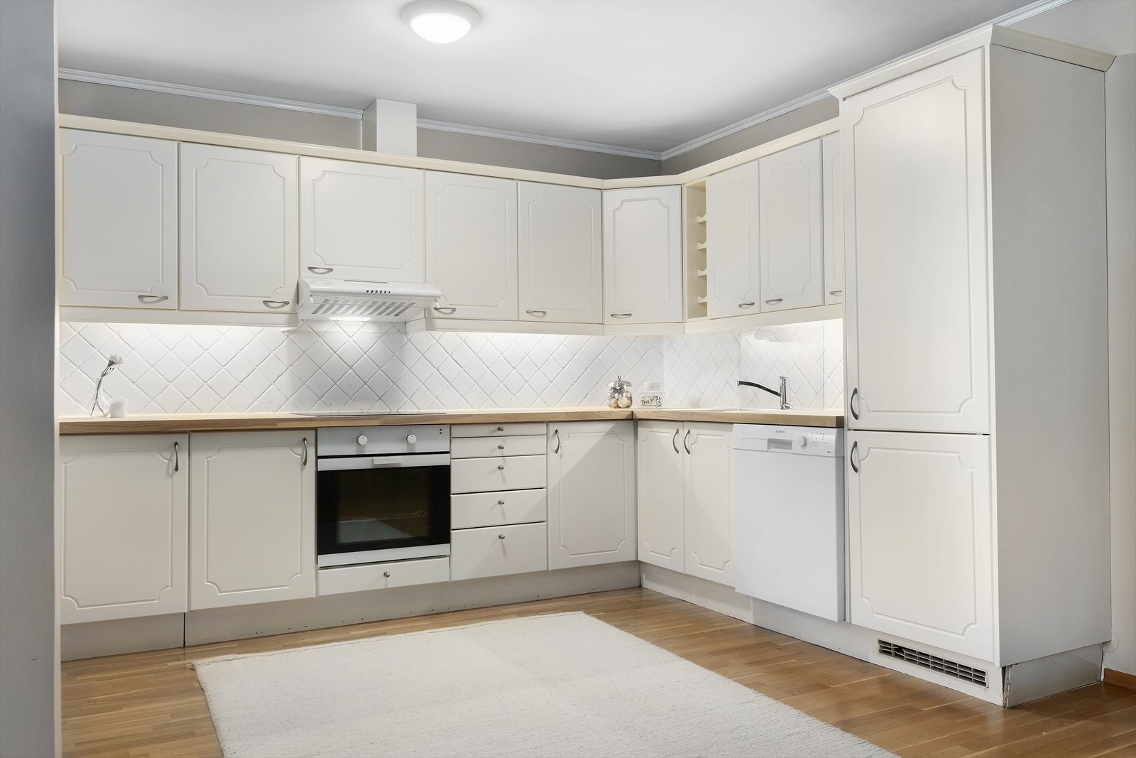 Rikelig med skap og benkeplass på kjøkken. Galleribilde