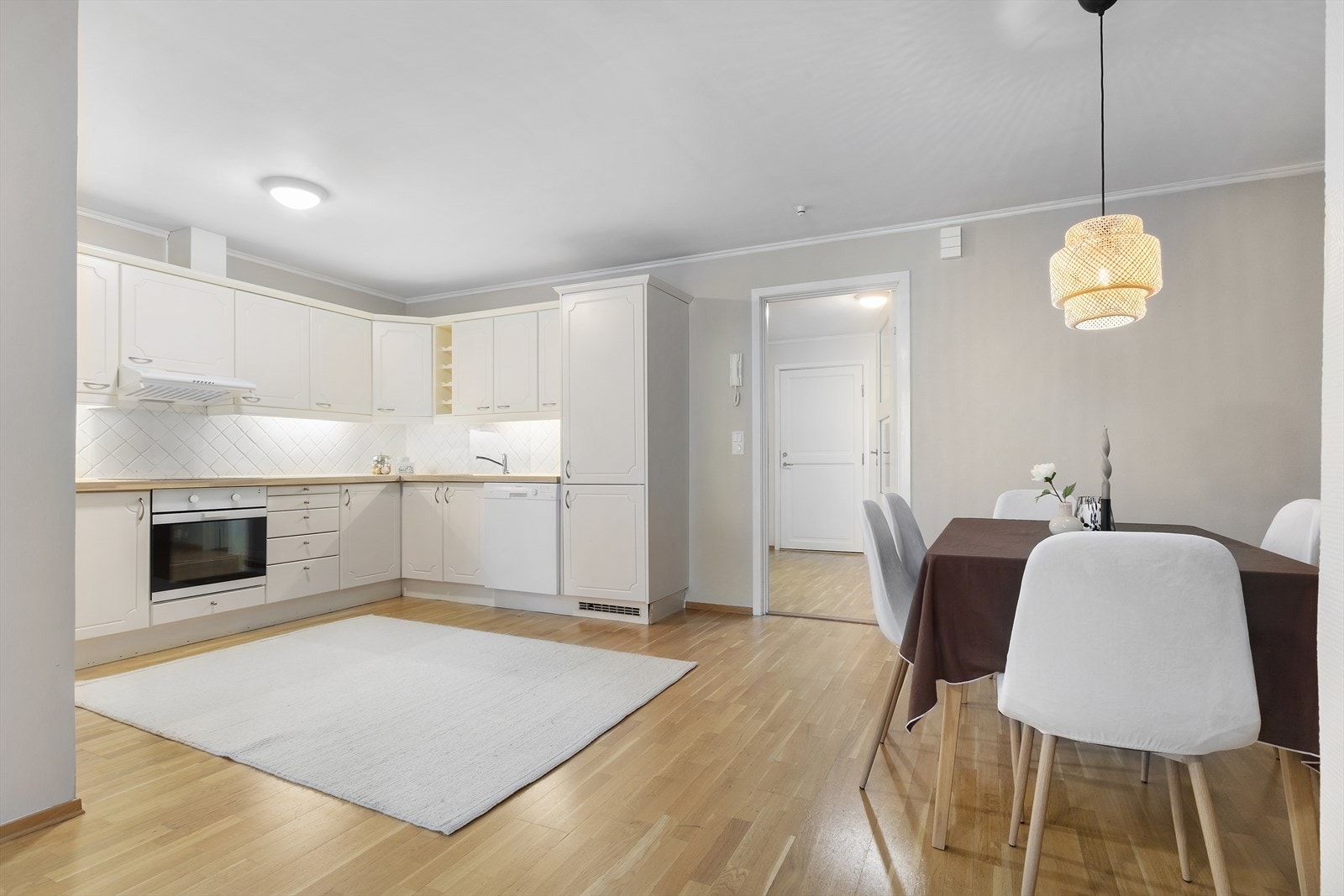 Lyst og åpent kjøkken. Galleribilde